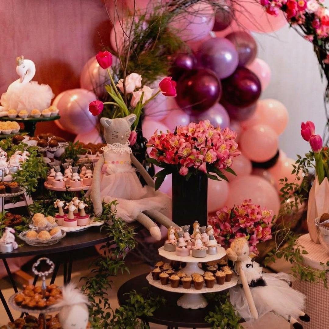Mesa decorada de evento pessoal, cisne, balões e tulipas
