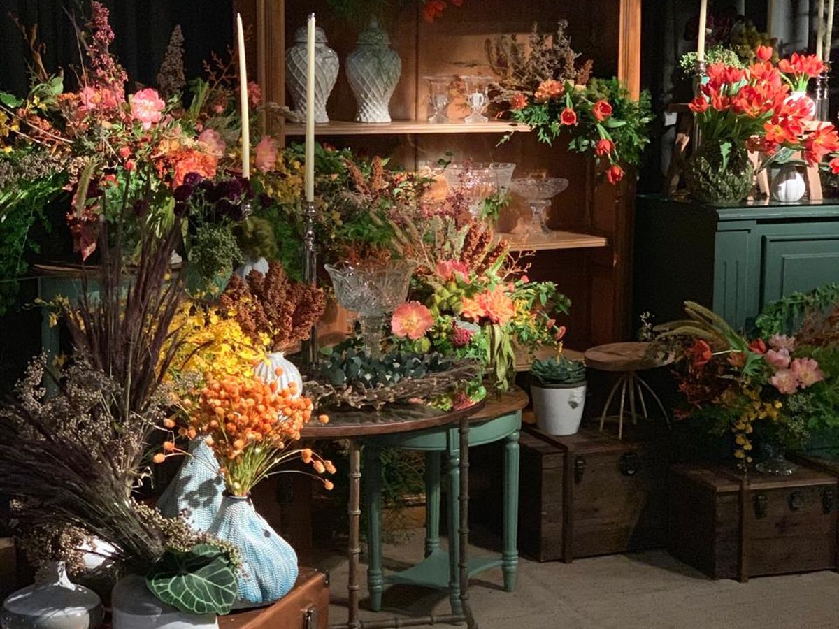 Cenografia com móvel antigo e arranjos florais, Destination Events