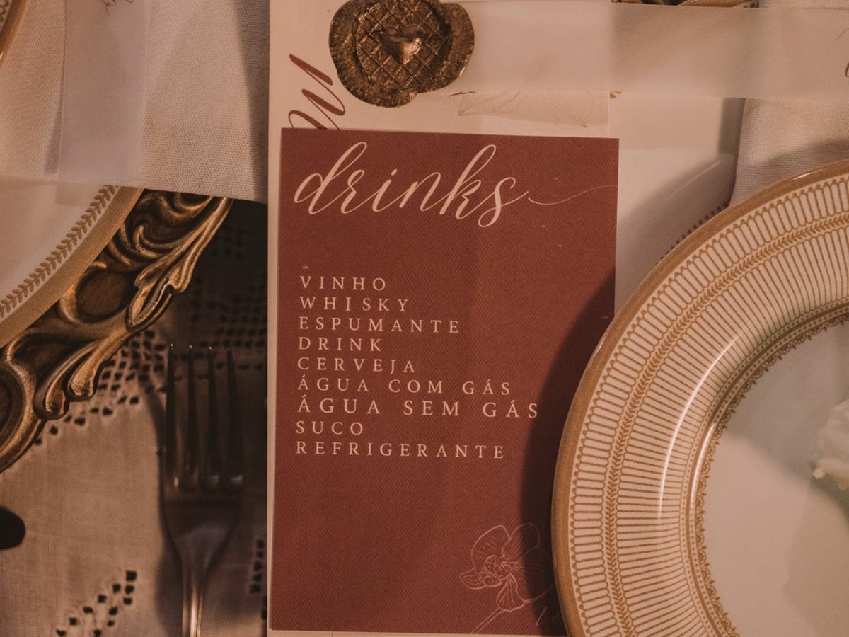 Menu editorial bordô com selo de cera, Design & Styling