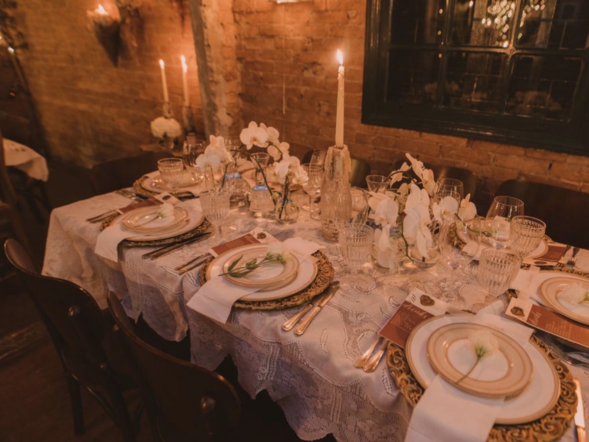 Mesa íntima com flores brancas, cristais e velas, Full Planning
