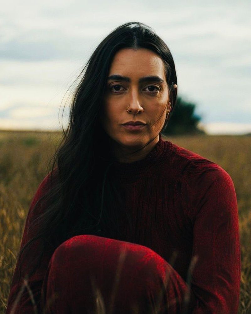 Nayanna Romero, retrato editorial em campo dourado