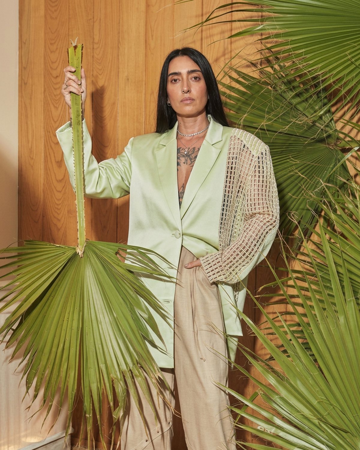 Nayanna Romero, retrato editorial com folhas de palmeira